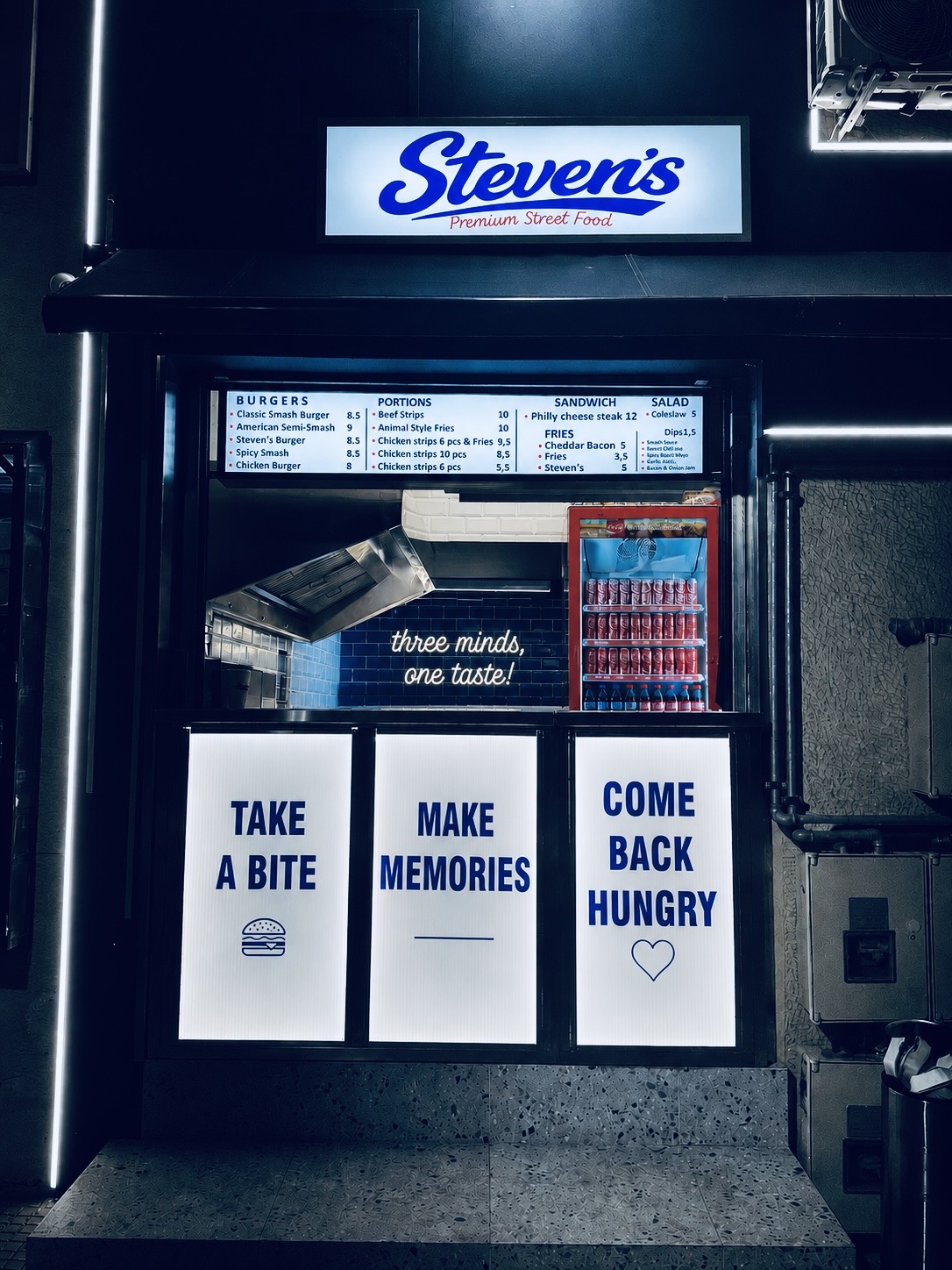 Η πρόσοψη του Steven's Premium Street Food με τον φωτιζόμενο πίνακα menu