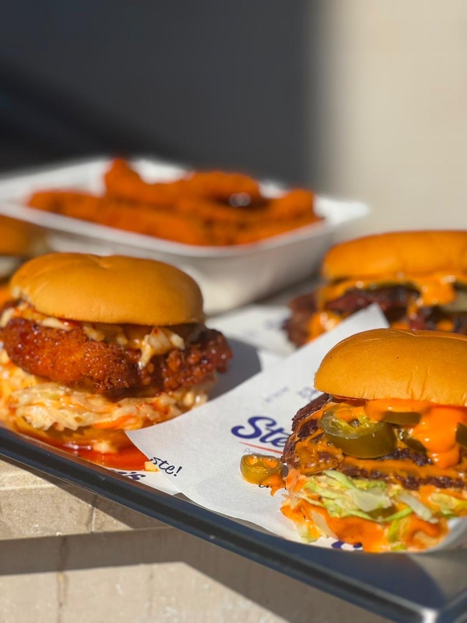 Spicy smash burger με jalapeños και crispy chicken burger